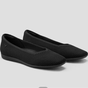 Margot Walker Lightweight Square-Toe V-Cut Flats